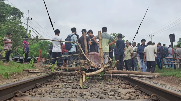 রাবি শিক্ষার্থীর সঙ্গে টিটিইর সংঘর্ষ, চার দাবিতে রেললাইন অবরোধে ট্রেন চলাচল বন্ধ