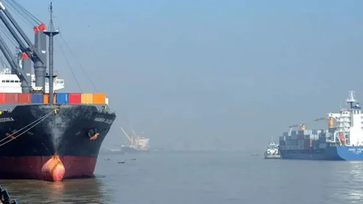 চট্টগ্রাম বন্দরের বহির্নোঙরে জলদস্যুতা বেড়ে উদ্বিগ্ন ব্যবসায়ীরা