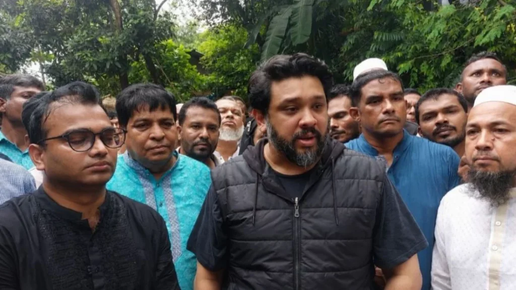 রাঙ্গুনিয়ায় পাহাড়ধস, ক্ষতিগ্রস্তদের পাশে এমপি হুমাম কাদের