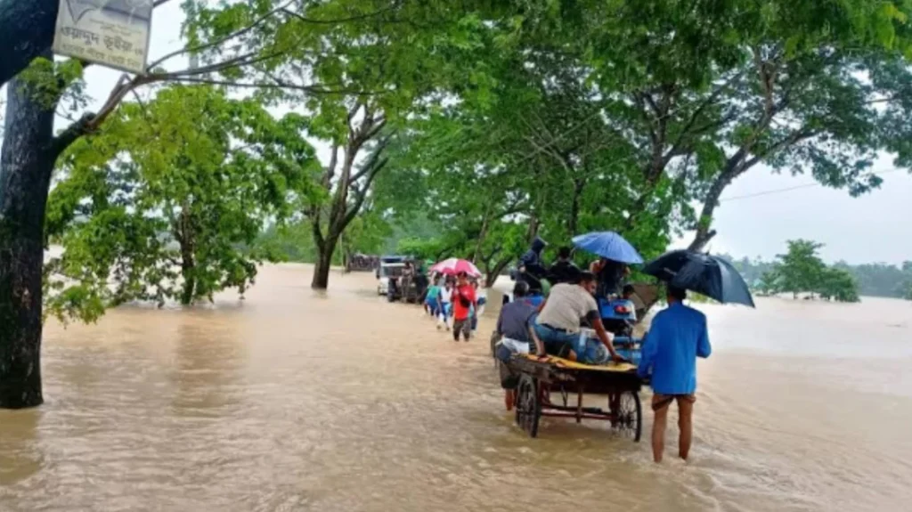 টানা বৃষ্টিতে সাজেক কার্যত বিচ্ছিন্ন, আটকা প্রায় ৪০০ পর্যটক