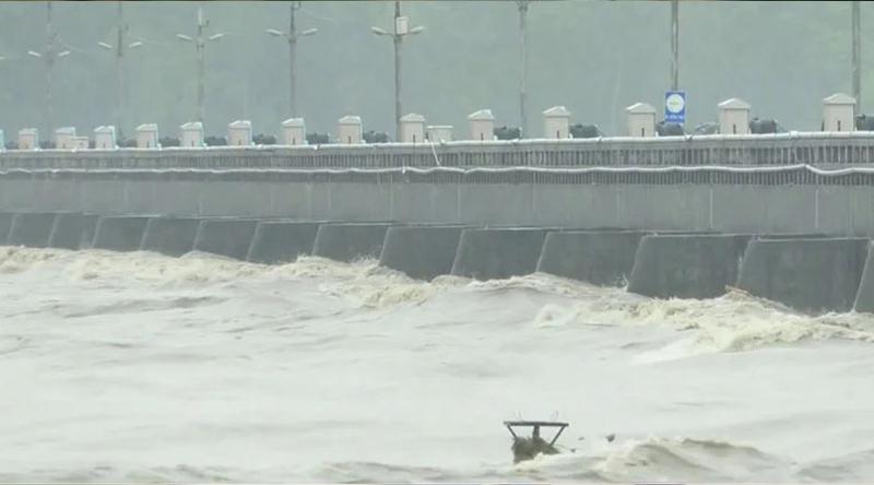 তিস্তার পানি বিপৎসীমার কাছাকাছি, ব্যারাজের ৪৪ জলকপাট খুলে দেওয়া হলো