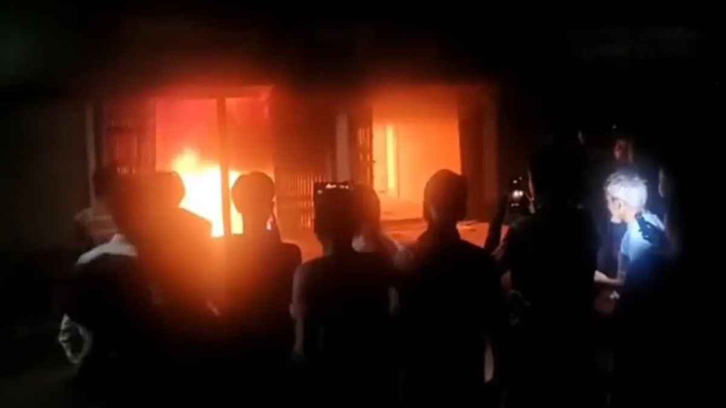 চাঁপাইনবাবগঞ্জে টিসিবি গুদামে আগুন, প্রাণ গেল ভ্যানচালকের
