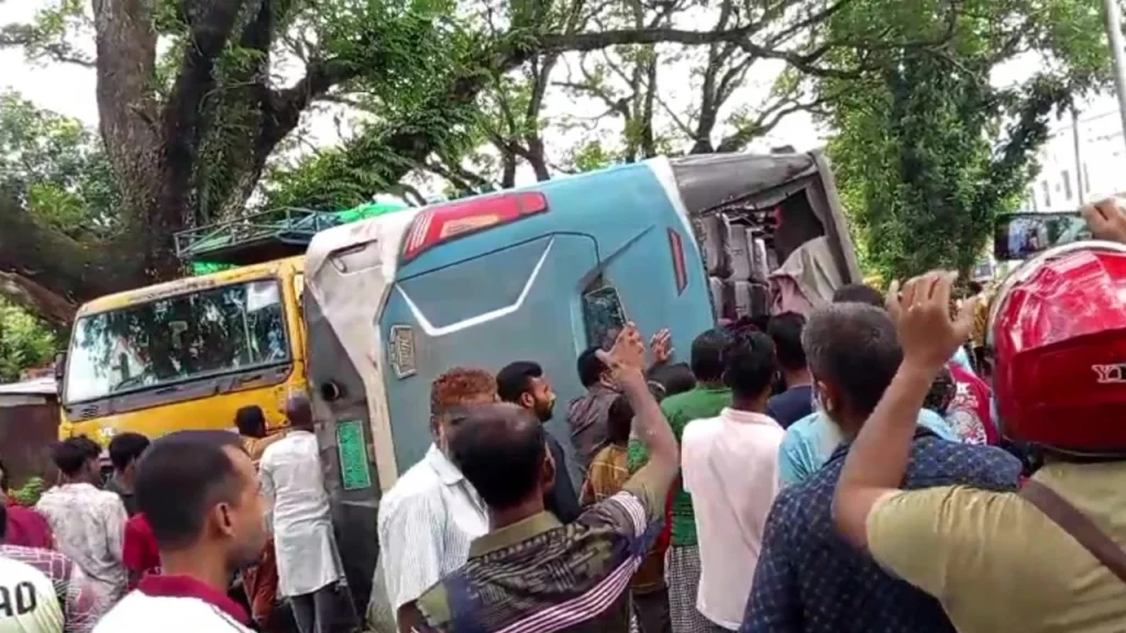 চুয়াডাঙ্গায় বাস উল্টে আহত ১৯, কয়েকজনের অবস্থা গুরুতর