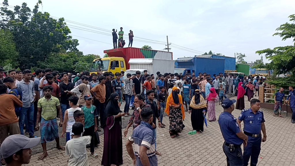 চৌদ্দগ্রামে শ্রমিক বিক্ষোভে ঢাকা-চট্টগ্রাম মহাসড়ক অবরোধ