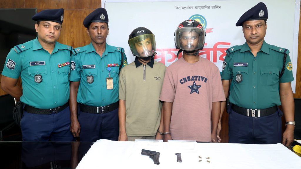 ডেভিড ইমনের তথ্যে ফটিকছড়িতে অভিযান, বিদেশি পিস্তলসহ অস্ত্র উদ্ধার