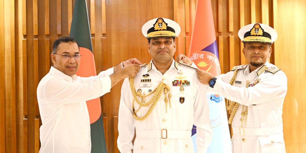 নতুন নৌপ্রধানকে ভাইস অ্যাডমিরাল র‌্যাঙ্ক ব্যাজ