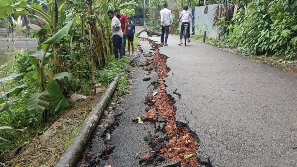 ফরিদগঞ্জে নির্মাণের কয়েক মাসের মাথায় ধসে পড়ল ৭১ লাখ টাকার সড়ক