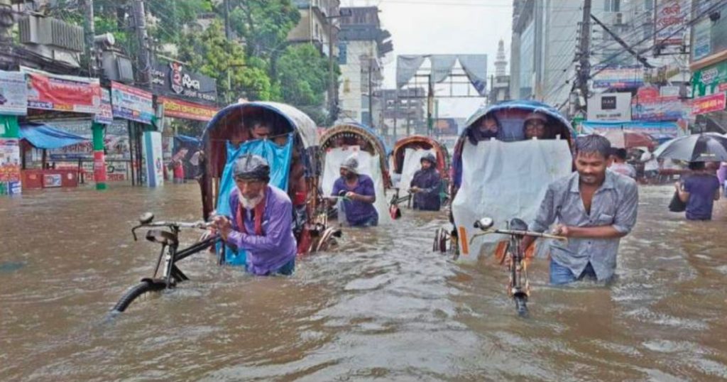 রাজধানীতে ফের ভারি বৃষ্টি দুর্ভোগে অফিসগামী ও শিক্ষার্থীরা