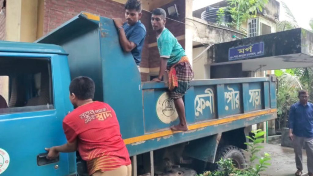 গোসল ও জানাজা ছাড়াই দাফন মরদেহ নেওয়া হলো ময়লার গাড়িতে!