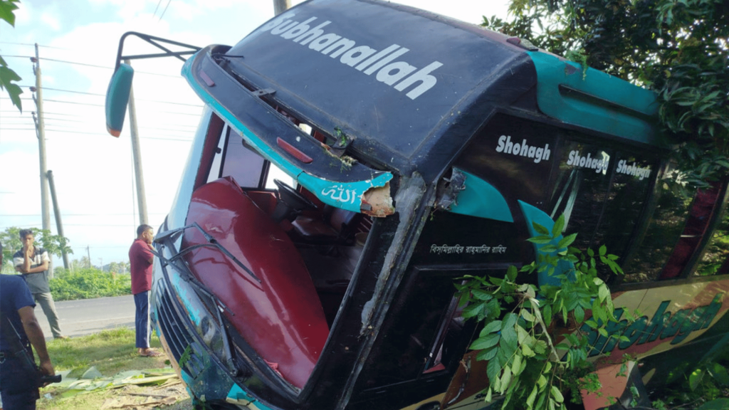 সাতক্ষীরায় বাসের ধাক্কায় প্রাণ গেল গুড় ব্যবসায়ীর